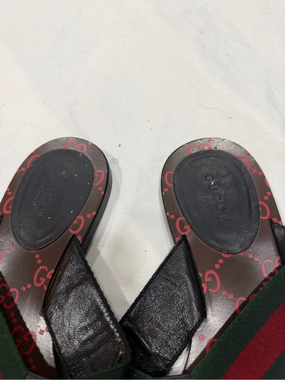 Gucci Brown GG Monogram Thong Sandals with Green and Red Web Stripe - Picture 2 of 5